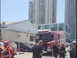 Roket Lebanon Mengenai Bangunan Mal di Israel