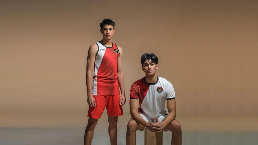 Jersey Tim Indonesia di Olimpiade Paris 2024 resmi diluncurkan. Menggaet desainer Didit Hediprasetyo, inspirasi jersey diambil dari lagu Berkibarlah Benderaku. (Instagram @bazaarindonesia)