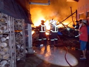 Amukan Si Jago Merah Hanguskan Kumbung Jamur Masud di Kuningan