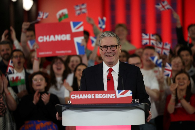 Perdana Menteri (PM) Inggris terpilih, Keir Starmer merayakan kemenangannya dalam pemilu, di Tate Modern, di London, Inggris, Jumat (5/7/2024). (REUTERS/Suzanne Plunkett) Perdana Menteri (PM) Inggris terpilih, Keir Starmer merayakan kemenangannya dalam pemilu, di Tate Modern, di London, Inggris, Jumat (5/7/2024). (REUTERS/Suzanne Plunkett)