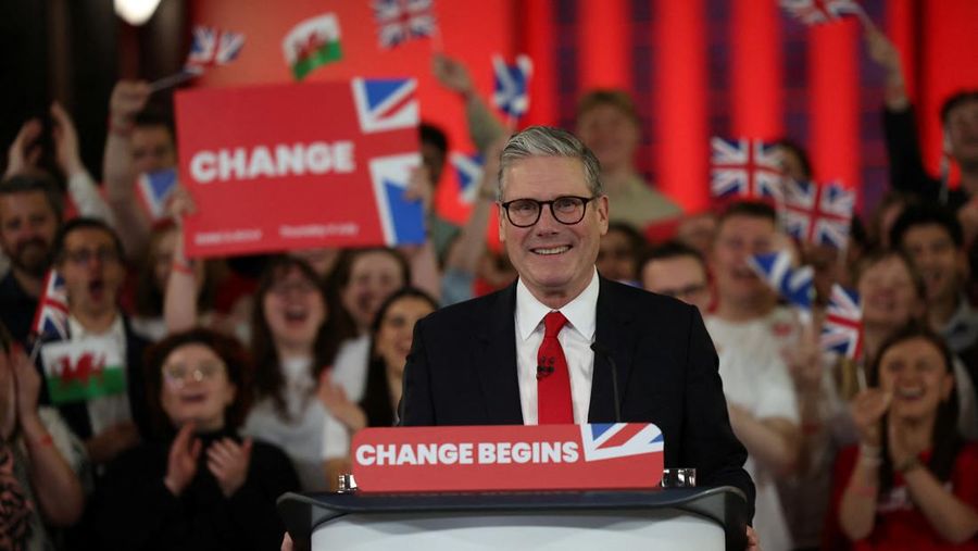 Perdana Menteri (PM) Inggris terpilih, Keir Starmer merayakan kemenangannya dalam pemilu, di Tate Modern, di London, Inggris, Jumat (5/7/2024). (REUTERS/Suzanne Plunkett)