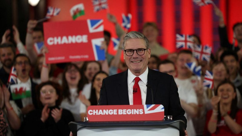 Perdana Menteri (PM) Inggris terpilih, Keir Starmer merayakan kemenangannya dalam pemilu, di Tate Modern, di London, Inggris, Jumat (5/7/2024). (REUTERS/Suzanne Plunkett)