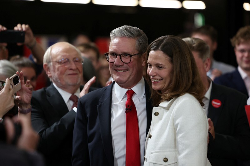 Pemimpin oposisi Partai Buruh Inggris Keir Starmer menyaksikan penghitungan suara berlanjut selama pemilu Inggris di London, Inggris, 5 Juli 2024. (REUTERS/Claudia Greco)