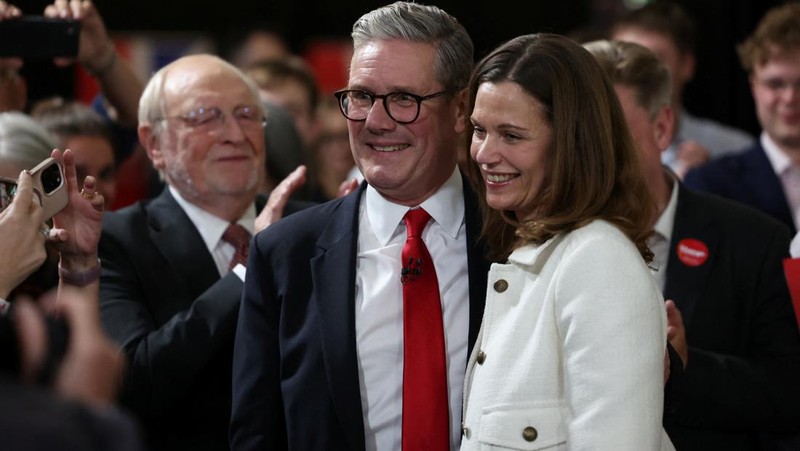 Pemimpin oposisi Partai Buruh Inggris Keir Starmer menyaksikan penghitungan suara berlanjut selama pemilu Inggris di London, Inggris, 5 Juli 2024. (REUTERS/Claudia Greco)