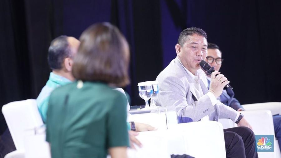 Dirjen Penyelengaraan Pos dan Informatika Kominfo, Wayan Toni Supriyanto saat mewakili Menteri Komunikasi & Informatika RI, Budi Arie Setiadi sebagai pembicara utama dalam Tech & Telco Forum 2024 di Menara Bank Mega, Jakarta, Jumat (5/7/2024). (CNBC Indonesia/Muhammad Sabki)