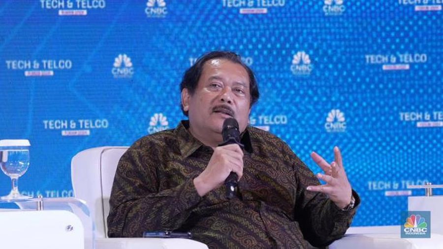 Ketua Umum Masyarakat Telematika Indonesia (Mastel), Sarwoto Atmosutarno dalam Tech & Telco Forum 2024 di Menara Bank Mega, Jakarta, Jumat (5/7/2024). (CNBC Indonesia/Muhammad Sabki)