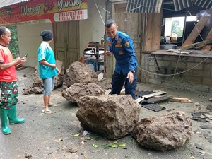 Hujan Sejak Sore, Longsor Batu Timpa Warung di Trenggalek