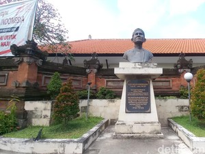Kisah Cinta Orang Tua Bung Karno Bersemi dari Sekolah Rakyat