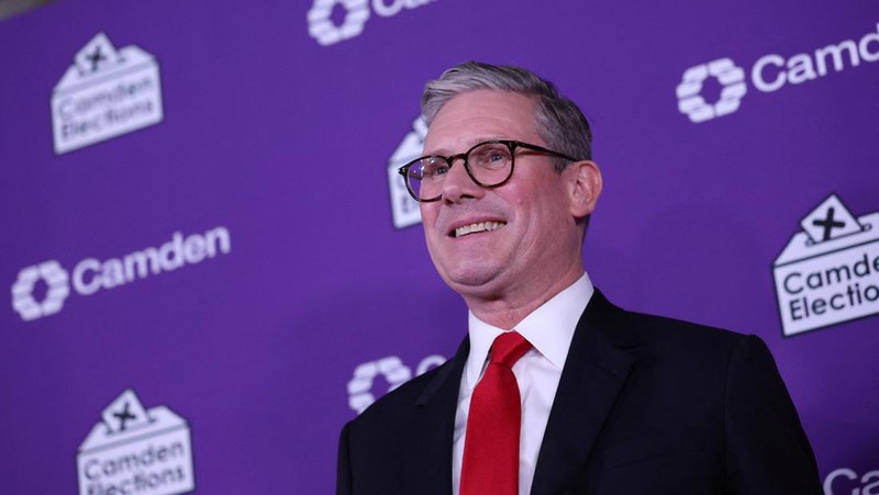 Pemimpin oposisi Partai Buruh Inggris Keir Starmer menyaksikan penghitungan suara berlanjut selama pemilu Inggris di London, Inggris, 5 Juli 2024. (REUTERS/Claudia Greco)