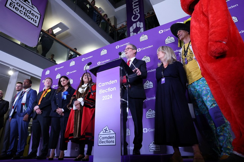 Pemimpin oposisi Partai Buruh Inggris Keir Starmer menyaksikan penghitungan suara berlanjut selama pemilu Inggris di London, Inggris, 5 Juli 2024. Pemimpin oposisi Partai Buruh Inggris Keir Starmer menyaksikan penghitungan suara berlanjut selama pemilu Inggris di London, Inggris, 5 Juli 2024. (REUTERS/Claudia Greco)