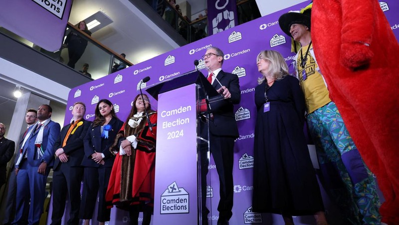 Pemimpin oposisi Partai Buruh Inggris Keir Starmer menyaksikan penghitungan suara berlanjut selama pemilu Inggris di London, Inggris, 5 Juli 2024. (REUTERS/Claudia Greco)