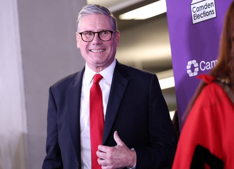 Pemimpin oposisi Partai Buruh Inggris Keir Starmer menyaksikan penghitungan suara berlanjut selama pemilu Inggris di London, Inggris, 5 Juli 2024. Pemimpin oposisi Partai Buruh Inggris Keir Starmer menyaksikan penghitungan suara berlanjut selama pemilu Inggris di London, Inggris, 5 Juli 2024. (REUTERS/Claudia Greco)