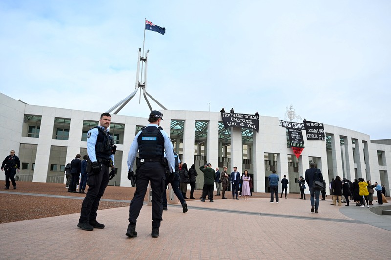 Pengunjuk rasa pro-Palestina menggantung spanduk di puncak Gedung Parlemen di Canberra, Australia, 4 Juli 2024. Pengunjuk rasa pro-Palestina menggantung spanduk di puncak Gedung Parlemen di Canberra, Australia, 4 Juli 2024. (AAP/Lukas Coch via REUTERS)