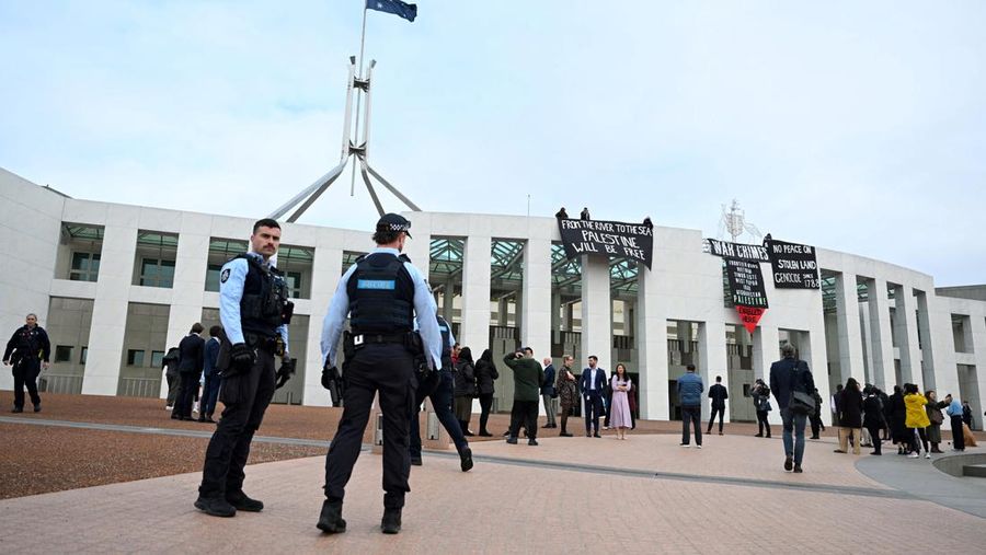 Pengunjuk rasa pro-Palestina menggantung spanduk di puncak Gedung Parlemen di Canberra, Australia, 4 Juli 2024. (AAP/Lukas Coch via REUTERS)