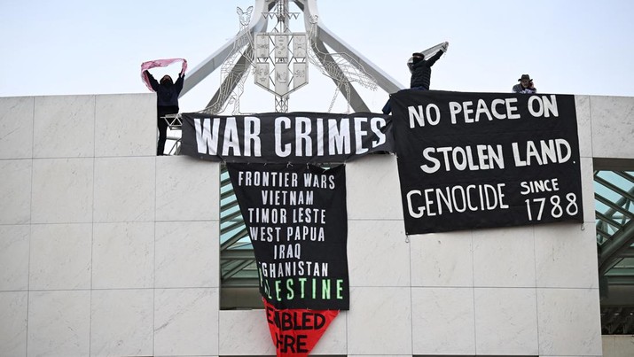 Pengunjuk rasa pro-Palestina menggantung spanduk di puncak Gedung Parlemen di Canberra, Australia, 4 Juli 2024. (AAP/Lukas Coch via REUTERS)