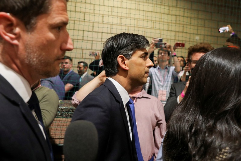 Reaksi Perdana Menteri Inggris dan pemimpin Partai Konservatif Rishi Sunak saat dia menunggu deklarasi hasil untuk Richmond dan Northallerton di Northallerton, utara Inggris, pada awal 5 Juli 2024. (DARREN STAPLES/Pool via REUTERS)