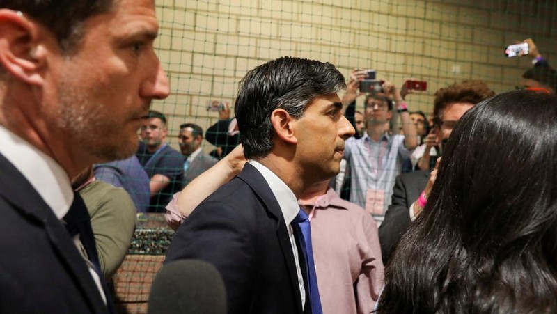 Reaksi Perdana Menteri Inggris dan pemimpin Partai Konservatif Rishi Sunak saat dia menunggu deklarasi hasil untuk Richmond dan Northallerton di Northallerton, utara Inggris, pada awal 5 Juli 2024. (DARREN STAPLES/Pool via REUTERS)