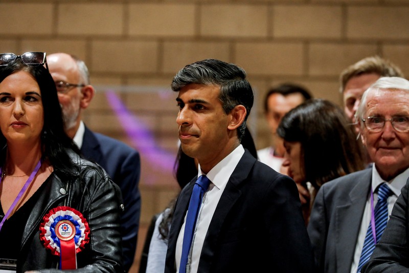 Reaksi Perdana Menteri Inggris dan pemimpin Partai Konservatif Rishi Sunak saat dia menunggu deklarasi hasil untuk Richmond dan Northallerton di Northallerton, utara Inggris, pada awal 5 Juli 2024. (DARREN STAPLES/Pool via REUTERS)
