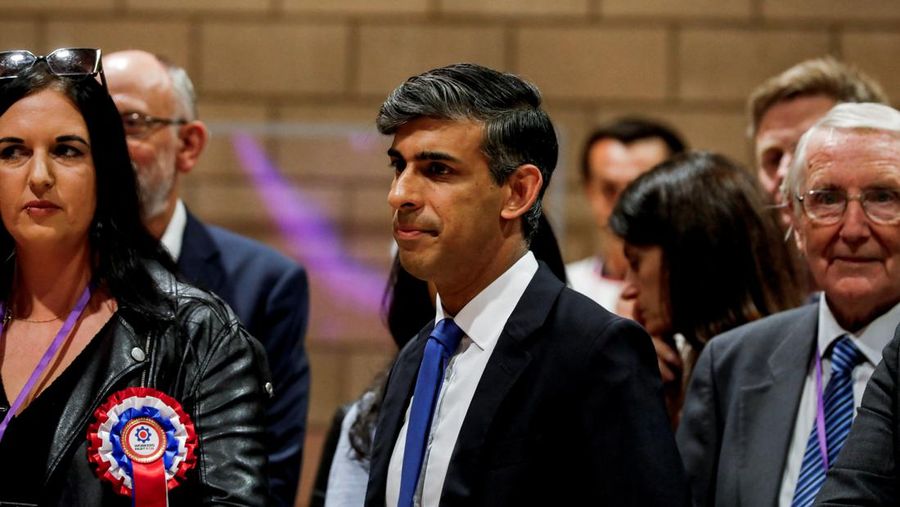 Reaksi Perdana Menteri Inggris dan pemimpin Partai Konservatif Rishi Sunak saat dia menunggu deklarasi hasil untuk Richmond dan Northallerton di Northallerton, utara Inggris, pada awal 5 Juli 2024. (DARREN STAPLES/Pool via REUTERS)