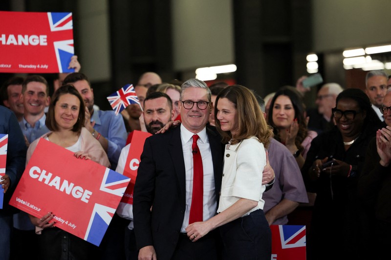 Perdana Menteri (PM) Inggris terpilih, Keir Starmer merayakan kemenangannya dalam pemilu, di Tate Modern, di London, Inggris, Jumat (5/7/2024). (REUTERS/Suzanne Plunkett) Perdana Menteri (PM) Inggris terpilih, Keir Starmer merayakan kemenangannya dalam pemilu, di Tate Modern, di London, Inggris, Jumat (5/7/2024). (REUTERS/Suzanne Plunkett)