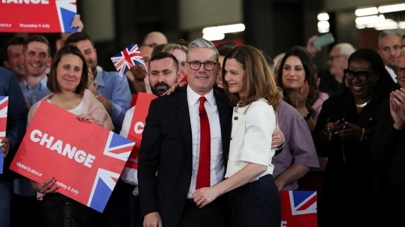 Perdana Menteri (PM) Inggris terpilih, Keir Starmer merayakan kemenangannya dalam pemilu, di Tate Modern, di London, Inggris, Jumat (5/7/2024). (REUTERS/Suzanne Plunkett)