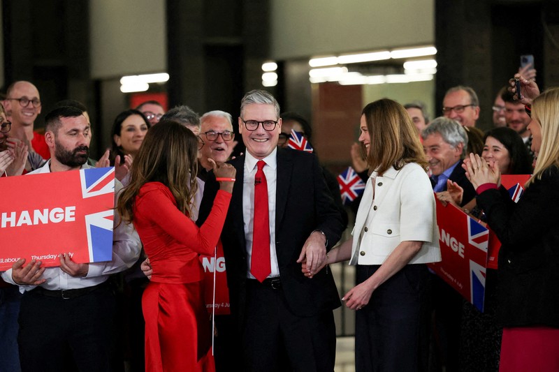 Perdana Menteri (PM) Inggris terpilih, Keir Starmer merayakan kemenangannya dalam pemilu, di Tate Modern, di London, Inggris, Jumat (5/7/2024). (REUTERS/Suzanne Plunkett) Perdana Menteri (PM) Inggris terpilih, Keir Starmer merayakan kemenangannya dalam pemilu, di Tate Modern, di London, Inggris, Jumat (5/7/2024). (REUTERS/Suzanne Plunkett)
