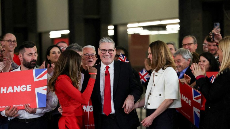 Perdana Menteri (PM) Inggris terpilih, Keir Starmer merayakan kemenangannya dalam pemilu, di Tate Modern, di London, Inggris, Jumat (5/7/2024). (REUTERS/Suzanne Plunkett)