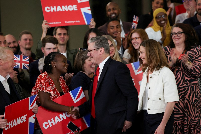 Perdana Menteri (PM) Inggris terpilih, Keir Starmer merayakan kemenangannya dalam pemilu, di Tate Modern, di London, Inggris, Jumat (5/7/2024). (REUTERS/Suzanne Plunkett)