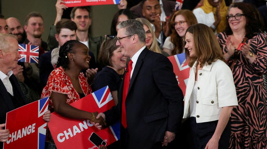 Perdana Menteri (PM) Inggris terpilih, Keir Starmer merayakan kemenangannya dalam pemilu, di Tate Modern, di London, Inggris, Jumat (5/7/2024). (REUTERS/Suzanne Plunkett)