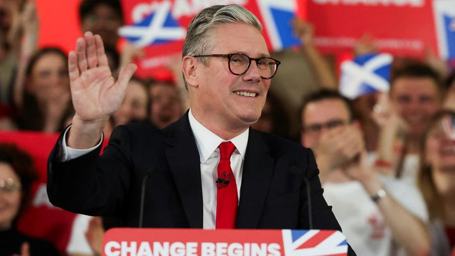 Perdana Menteri (PM) Inggris terpilih, Keir Starmer merayakan kemenangannya dalam pemilu, di Tate Modern, di London, Inggris, Jumat (5/7/2024). (REUTERS/Suzanne Plunkett)