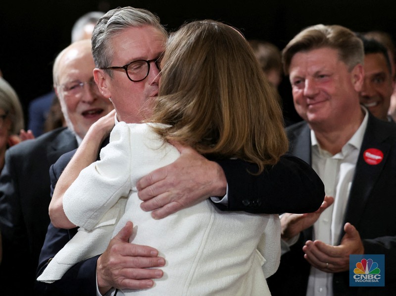 Perdana Menteri (PM) Inggris terpilih, Keir Starmer merayakan kemenangannya dalam pemilu, di Tate Modern, di London, Inggris, Jumat (5/7/2024). (REUTERS/Suzanne Plunkett)