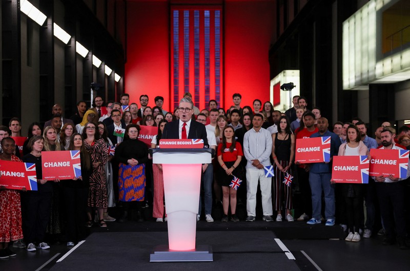 Perdana Menteri (PM) Inggris terpilih, Keir Starmer merayakan kemenangannya dalam pemilu, di Tate Modern, di London, Inggris, Jumat (5/7/2024). (REUTERS/Suzanne Plunkett)