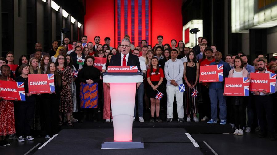 Perdana Menteri (PM) Inggris terpilih, Keir Starmer merayakan kemenangannya dalam pemilu, di Tate Modern, di London, Inggris, Jumat (5/7/2024). (REUTERS/Suzanne Plunkett)