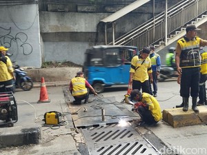 Penutup Gorong-gorong Underpass Manggarai Rusak Kini Ditutup Pelat Besi