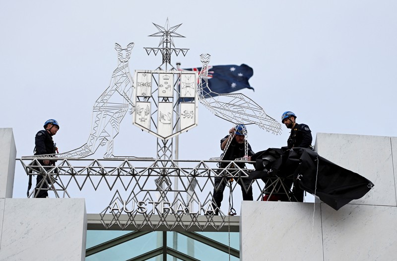 Pengunjuk rasa pro-Palestina menggantung spanduk di puncak Gedung Parlemen di Canberra, Australia, 4 Juli 2024. Pengunjuk rasa pro-Palestina menggantung spanduk di puncak Gedung Parlemen di Canberra, Australia, 4 Juli 2024. (AAP/Lukas Coch via REUTERS)