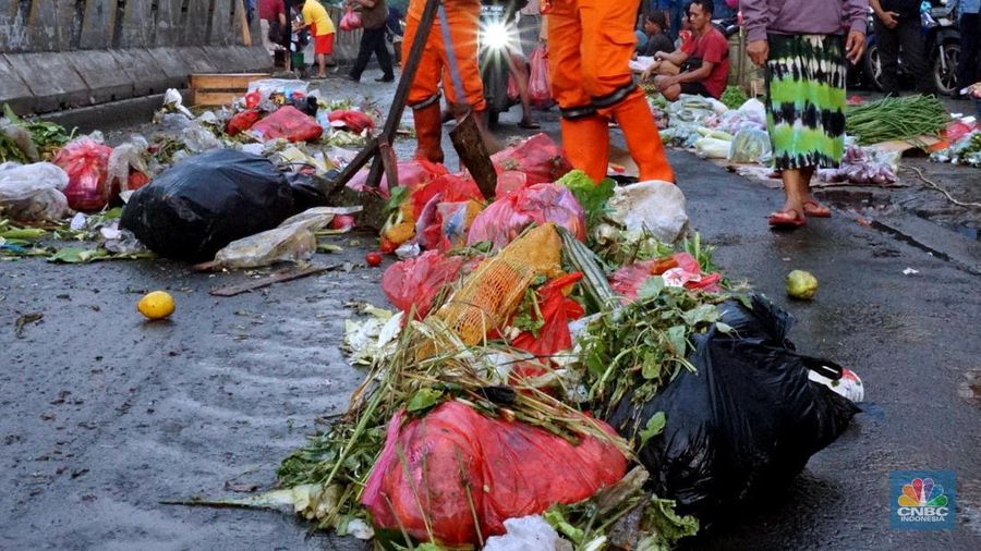 Petugas PPSU memperlihatkan ulat Maggot atau larva lalat BSF yang dibudidayakan di Kelurahan Pasar Minggu, Jakarta Selatan, Jumat (05/7/2024). (CNBC Indonesia/Muhammad Sabki)