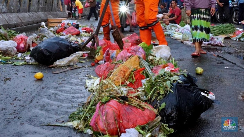 Petugas PPSU memperlihatkan ulat Maggot atau larva lalat BSF yang dibudidayakan di Kelurahan Pasar Minggu, Jakarta Selatan, Jumat (05/7/2024). (CNBC Indonesia/Muhammad Sabki)