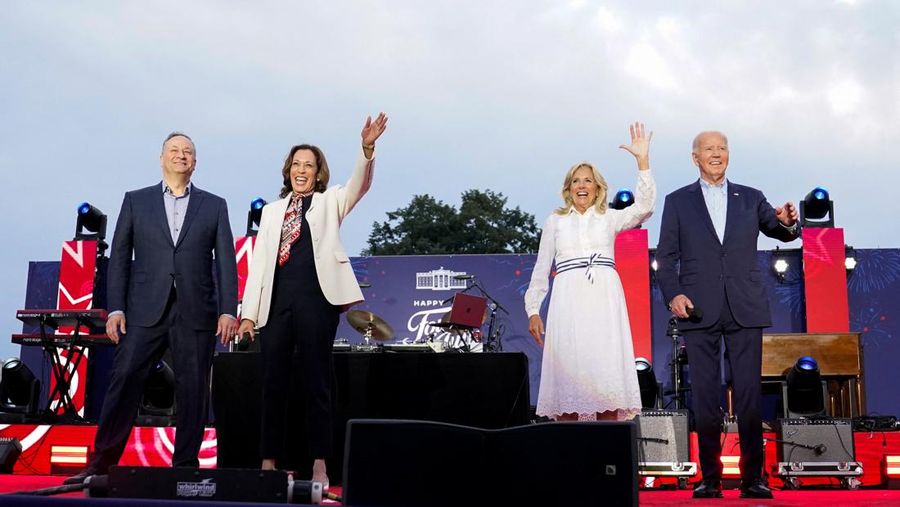 Presiden AS Joe Biden dan ibu negara Jill Biden menjadi tuan rumah perayaan Hari Kemerdekaan bersama Wakil Presiden AS Kamala Harris dan pria kedua Douglas C. Emhoff di Halaman Selatan Gedung Putih di Washington, AS, 4 Juli 2024. (REUTERS/Elizabeth Frantz)