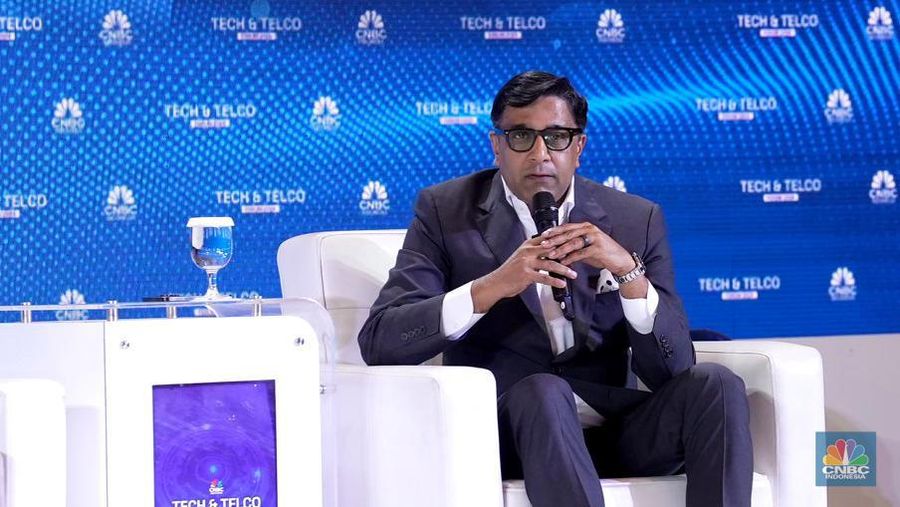 Presiden Direktur dan CEO Indosat Ooredoo Hutchison, Vikram Sinha dalam Tech & Telco Forum 2024 di Menara Bank Mega, Jakarta, Jumat (5/7/2024). (վ/Muhammad Sabki)