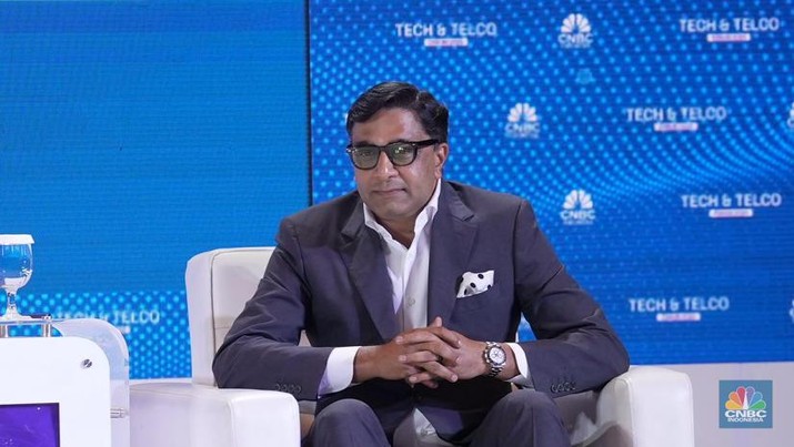 Presiden Direktur dan CEO Indosat Ooredoo Hutchison, Vikram Sinha dalam Tech & Telco Forum 2024 di Menara Bank Mega, Jakarta, Jumat (5/7/2024). (CNBC Indonesia/Muhammad Sabki)