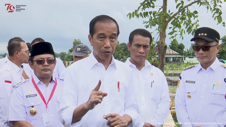 Presiden Jokowi Usai Tinjau Pompa Air di Desa Layoa, Bantaeng, Jumat (5/7/2024). (Tangkapan Layar Youtube Sekretariat Presiden)