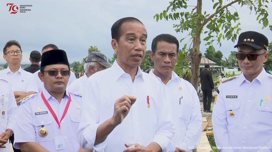 Presiden Jokowi Usai Tinjau Pompa Air di Desa Layoa, Bantaeng, Jumat (5/7/2024). (Tangkapan Layar Youtube Sekretariat Presiden)