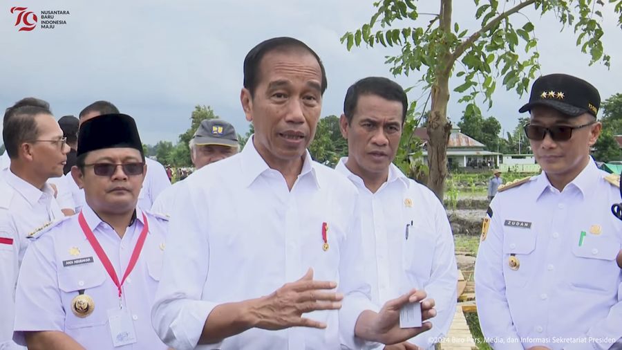 Presiden Jokowi Usai Tinjau Pompa Air di Desa Layoa, Bantaeng, Jumat (5/7/2024). (Tangkapan Layar Youtube Sekretariat Presiden)