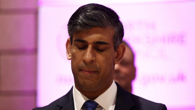 Reaksi Perdana Menteri Inggris dan pemimpin Partai Konservatif Rishi Sunak saat dia menunggu deklarasi hasil untuk Richmond dan Northallerton di Northallerton, utara Inggris, pada awal 5 Juli 2024. (DARREN STAPLES/Pool via REUTERS)