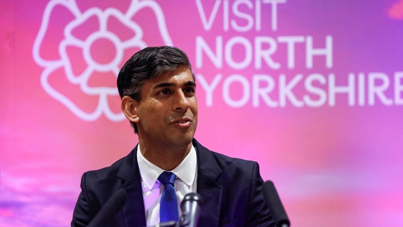 Reaksi Perdana Menteri Inggris dan pemimpin Partai Konservatif Rishi Sunak saat dia menunggu deklarasi hasil untuk Richmond dan Northallerton di Northallerton, utara Inggris, pada awal 5 Juli 2024. (DARREN STAPLES/Pool via REUTERS)