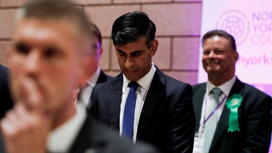 Reaksi Perdana Menteri Inggris Rishi Sunak setelah memenangkan kursinya di Richmond dan Northallerton dalam pemilu Inggris di Northallerton, Inggris, 5 Juli 2024. (REUTERS/Temilade Adelaja/Pool)