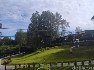 Sandiaga Uno Buka AKI dengan Naik Flying Fox di Kaldera Toba