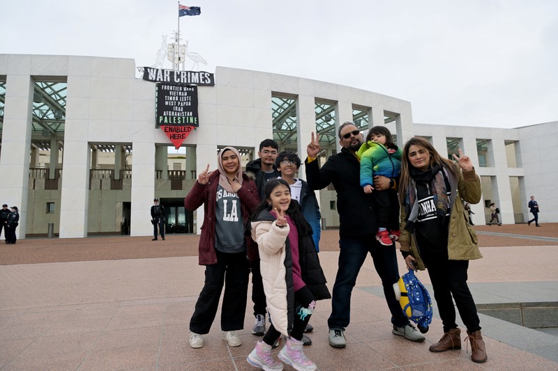 Pengunjuk rasa pro-Palestina menggantung spanduk di puncak Gedung Parlemen di Canberra, Australia, 4 Juli 2024. Pengunjuk rasa pro-Palestina menggantung spanduk di puncak Gedung Parlemen di Canberra, Australia, 4 Juli 2024. (AAP/Lukas Coch via REUTERS)