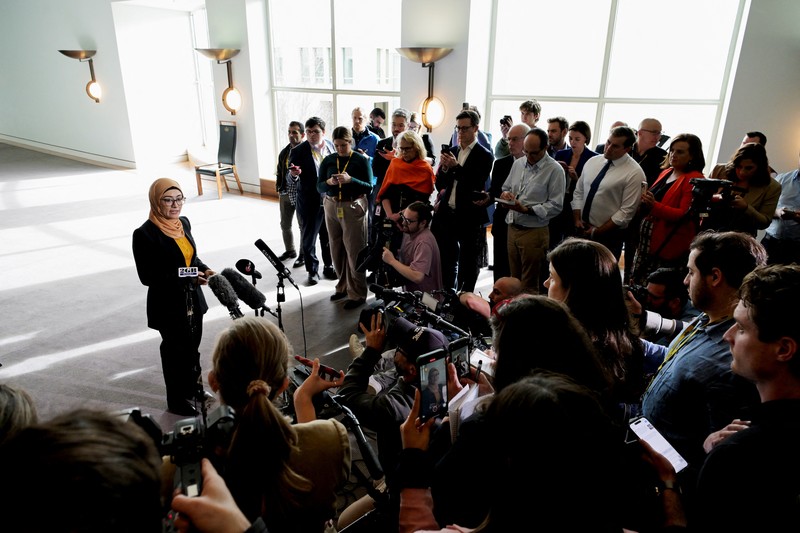 Pengunjuk rasa pro-Palestina menggantung spanduk di puncak Gedung Parlemen di Canberra, Australia, 4 Juli 2024. (AAP/Lukas Coch via REUTERS)