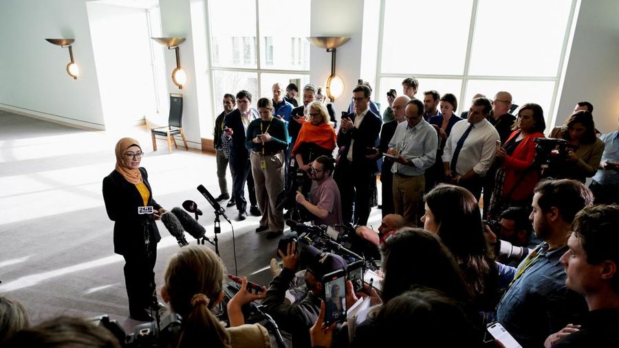 Pengunjuk rasa pro-Palestina menggantung spanduk di puncak Gedung Parlemen di Canberra, Australia, 4 Juli 2024. (AAP/Lukas Coch via REUTERS)
